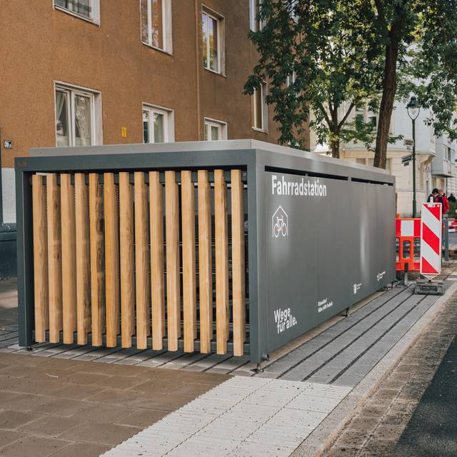 Die neu errichtete Mobilitätsstation an der Rochusstraße in Pempelfort. Zu sehen ist die Fahrradstation, die noch verschlossen ist.