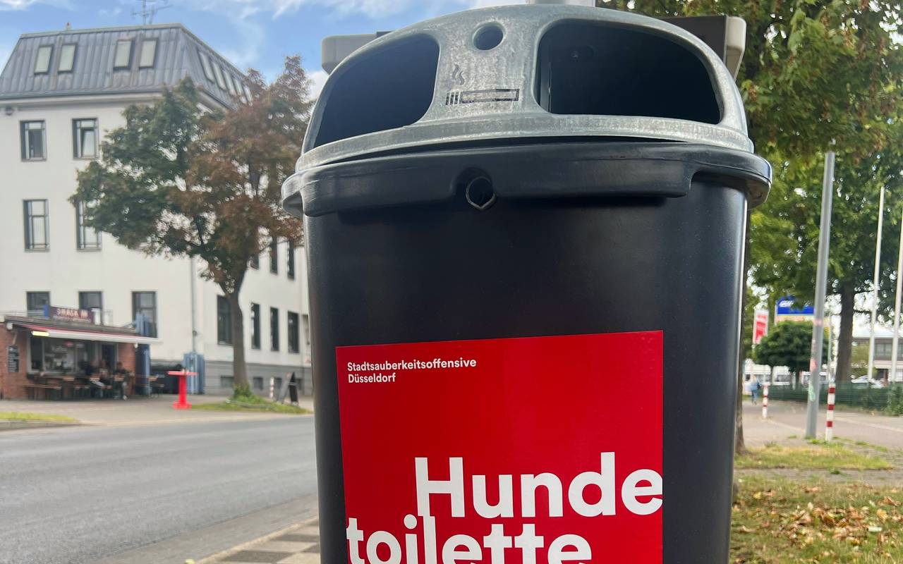 Ein neuer Mülleimer der Stadt Düsseldorf. Er ist Teil der Stadtsauberkeitsoffensive und ist größer als die bisherigen.