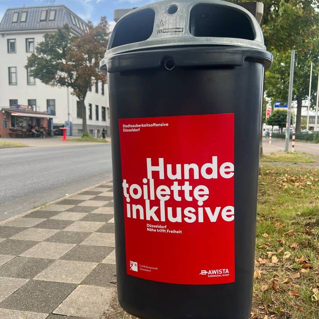 Ein neuer Mülleimer der Stadt Düsseldorf. Er ist Teil der Stadtsauberkeitsoffensive und ist größer als die bisherigen.