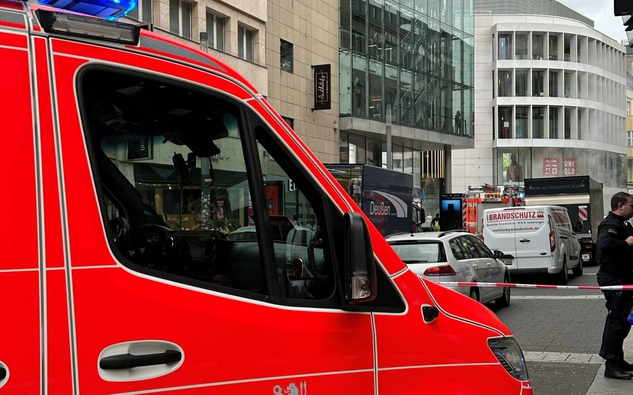 Feuerwehreinsatz auf der Schadowstraße in der Innenstadt. Die Feuerwehr hat den Bereich nach einem Arbeitsunfall gesperrt.