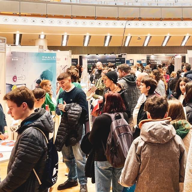 Viele Jugendliche sind auf einer Messe und informieren sich über freie Ausbildungs- und Studienplätze.