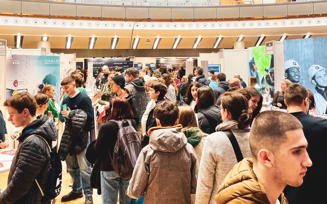 Viele Jugendliche sind auf einer Messe und informieren sich über freie Ausbildungs- und Studienplätze.