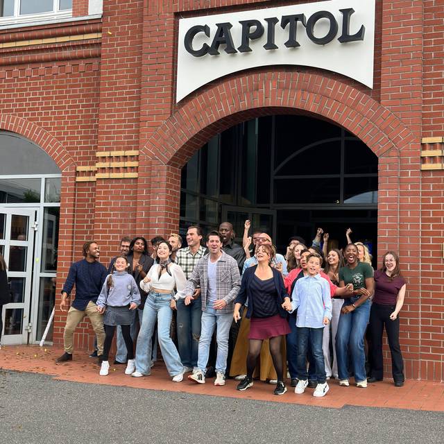 Die Darstellerinnen und Darsteller des Musicals "Mrs. Doubtfire" stehen vor dem Capitol Theater. Es ist der offizielle Probenstart für die Deutschlandpremiere.