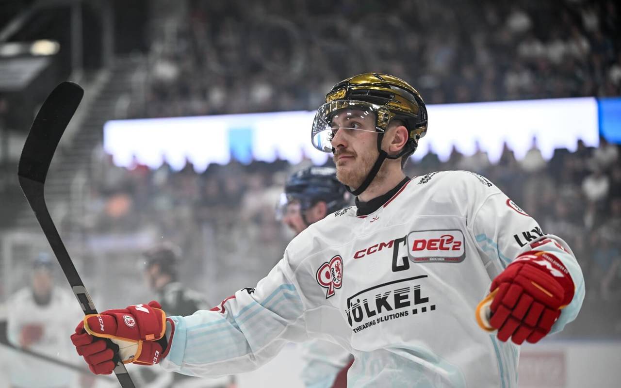 DEG-Kapitän Max Faber freut sich über den Sieg der DEG in Rosenheim.