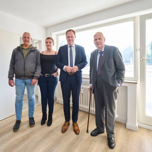 Housing First in Düsseldorf, OB Keller und Albrecht Woeste in einer Wohnung