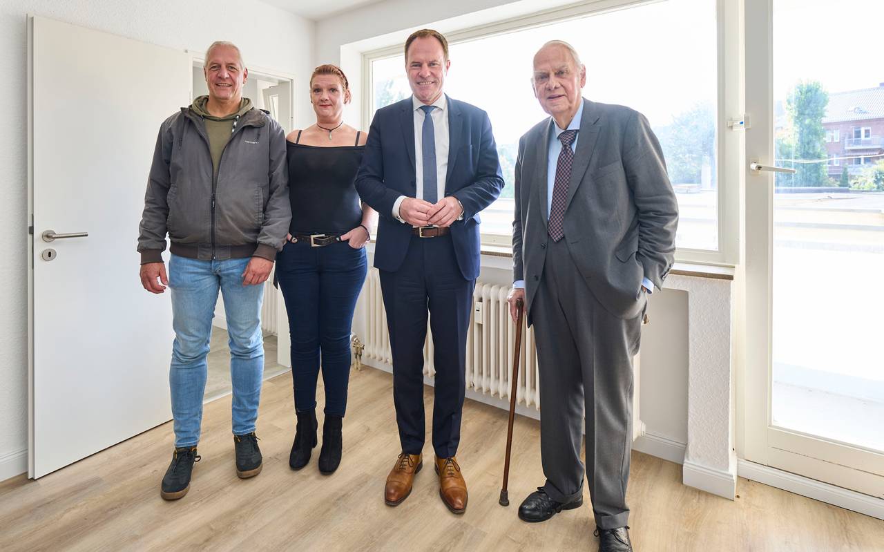 Housing First in Düsseldorf, OB Keller und Albrecht Woeste in einer Wohnung