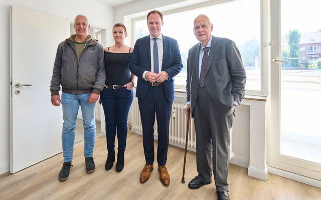 Housing First in Düsseldorf, OB Keller und Albrecht Woeste in einer Wohnung