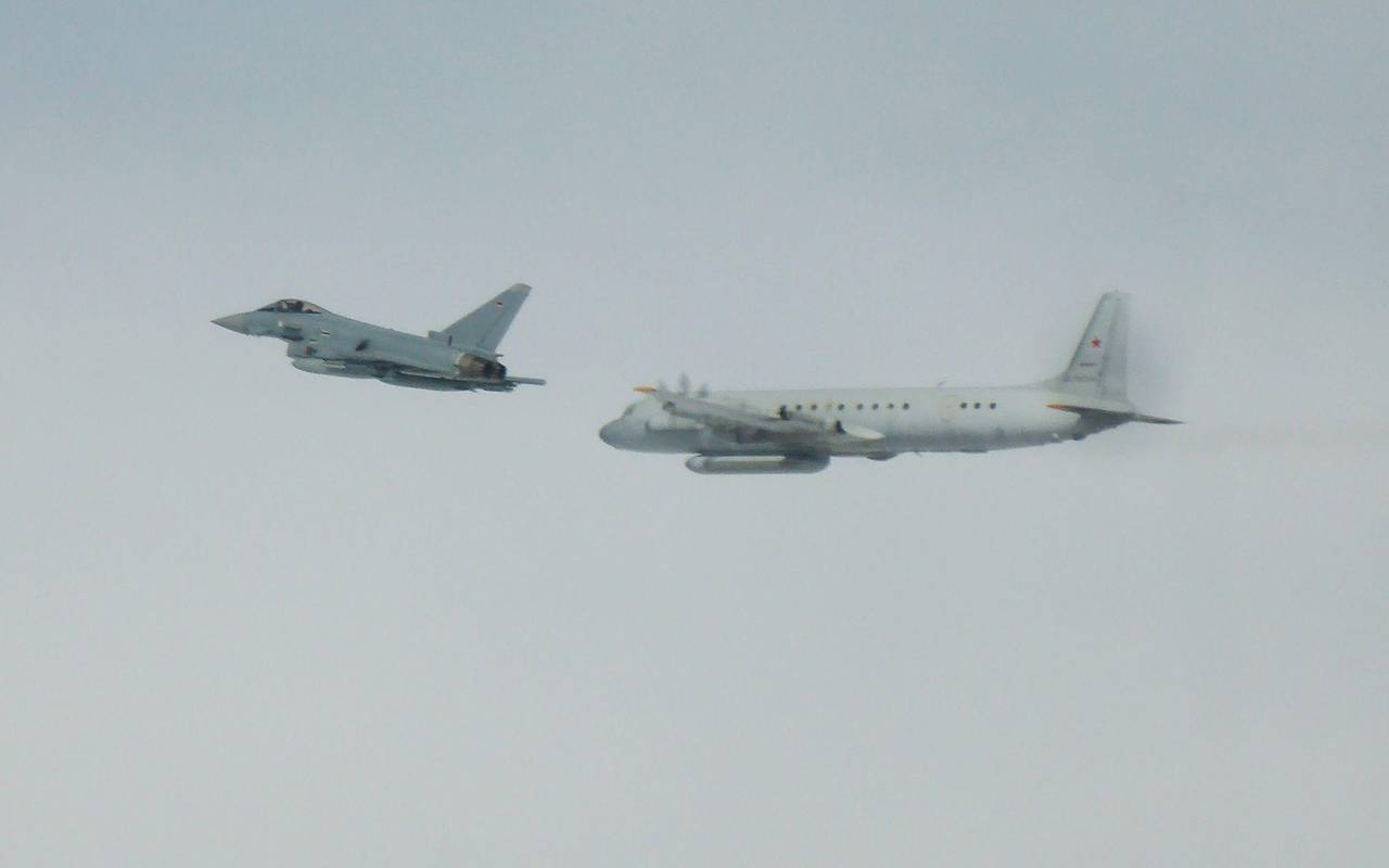 Russischer Aufklärer und Eurofighter der Bundeswehr