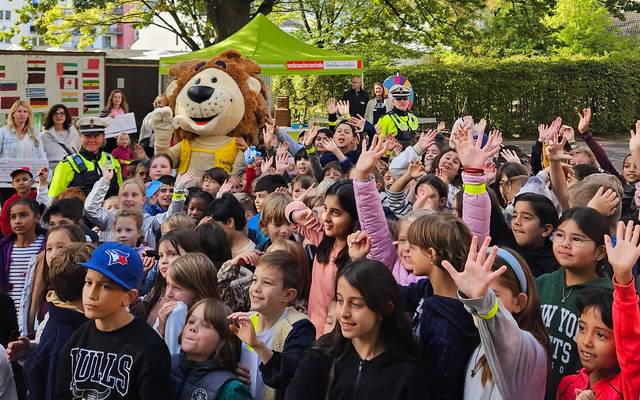 Grundschulkinder bei der Verleihung der Preise zum Zu-Fuß-zur-Schule-Tag.