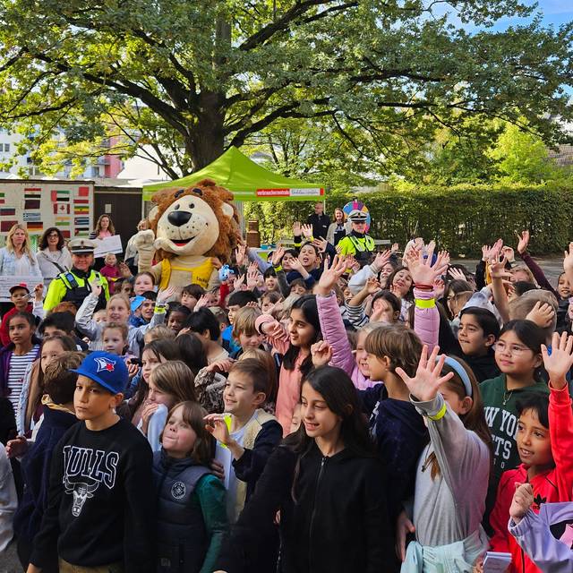 Grundschulkinder bei der Verleihung der Preise zum Zu-Fuß-zur-Schule-Tag.