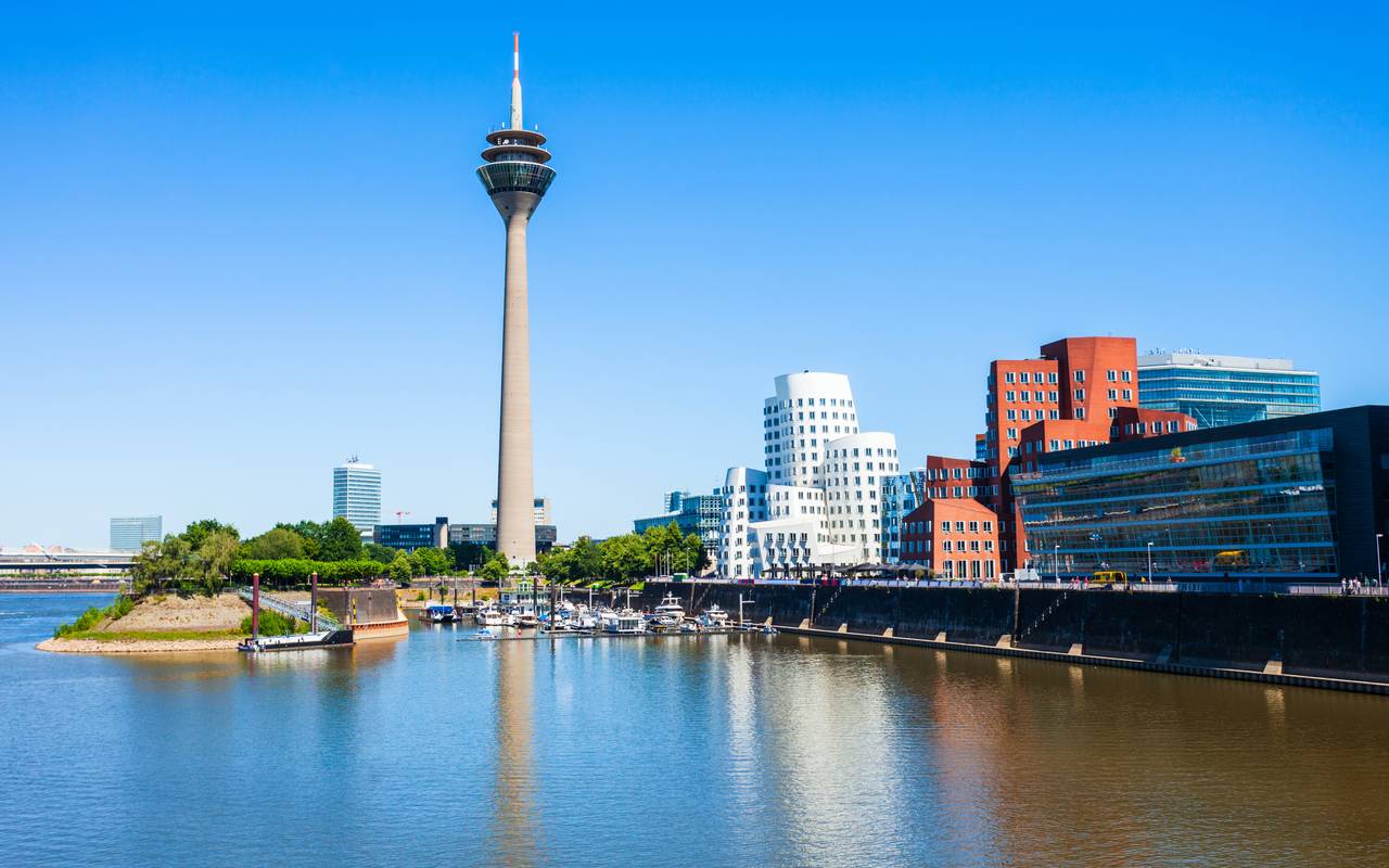 Titelbild OB-Stichwahl Düsseldorf 2025 mit Medienhafen und Rheinturm.