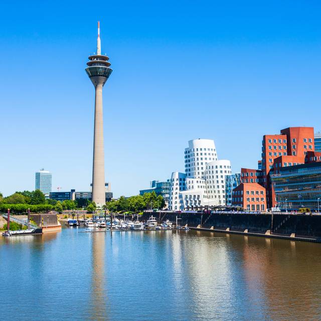 Titelbild OB-Stichwahl Düsseldorf 2025 mit Medienhafen und Rheinturm.