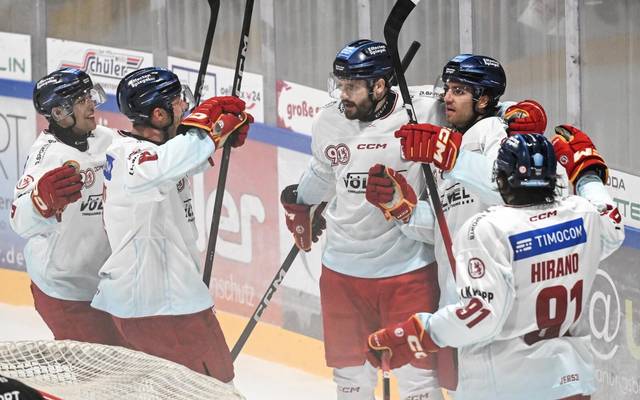 Fünf DEG-Spieler in weißen Trikots jubeln auf dem Eis über ein Tor beim Ausswärtssieg in Freiburg.