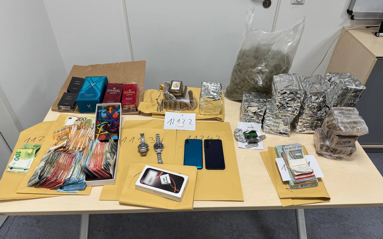 Die Ausbeute von Festnahmen in Düsseldorf. Polizei stellt zwei mutßmaliche Dealer.