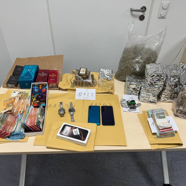 Die Ausbeute von Festnahmen in Düsseldorf. Polizei stellt zwei mutßmaliche Dealer.