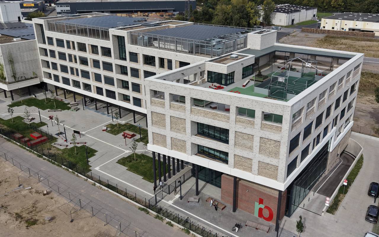 Die Realschule Benrath bietet auf 16.925 m² unter anderem eine Pausenhalle mit Sitzstufen, Freitreppe, Mensa, Cafeteria, Mehrzweckflächen, Lehrküche, Selbstlernzentrum sowie Schulhöfe auf dem Dach und im Erdgeschoss.