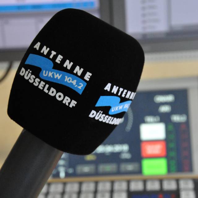 Ein Antenne-Düsseldorf Mikrofon im Studio. Im Hintergrund sind Regler zu erkennen.