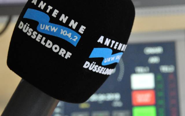 Ein Antenne-Düsseldorf Mikrofon im Studio. Im Hintergrund sind Regler zu erkennen.