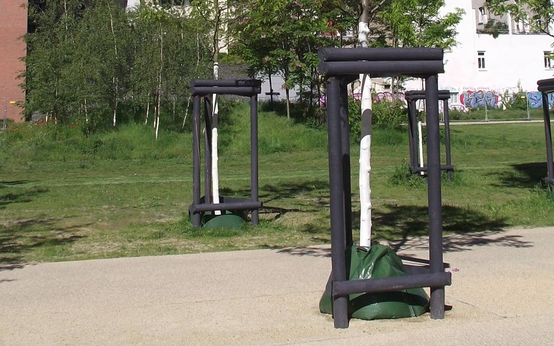 Bewässerungssäcke versorgen Jungbäume im Grünzug des Wohnquartiers "Le Flair".