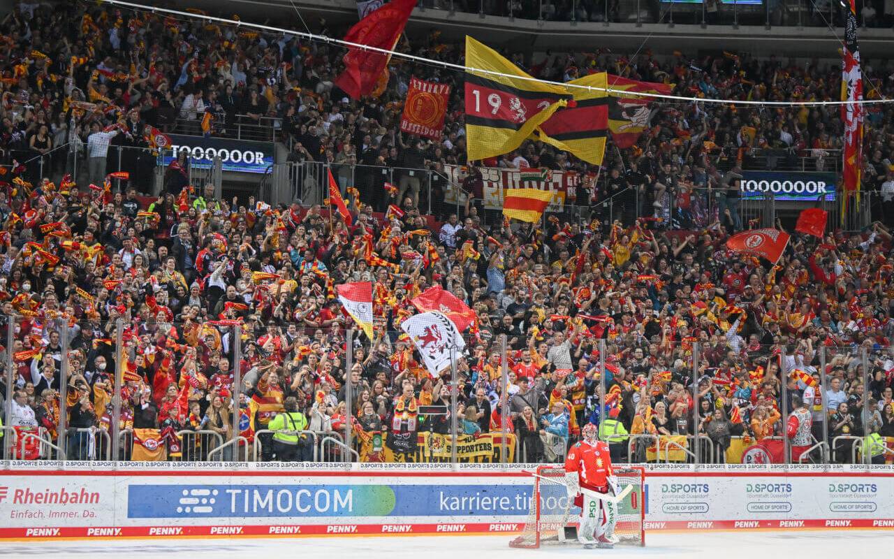 Eindrücke vom 1. Heimspiel der DEG der Saison gegen Kaufbeuren. Die Stehplätze sind gut gefüllt.