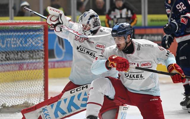 Spielszene aus dem Auswärtsspiel der DEG in Ravensburg.