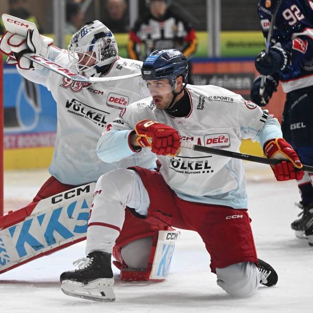 Spielszene aus dem Auswärtsspiel der DEG in Ravensburg.