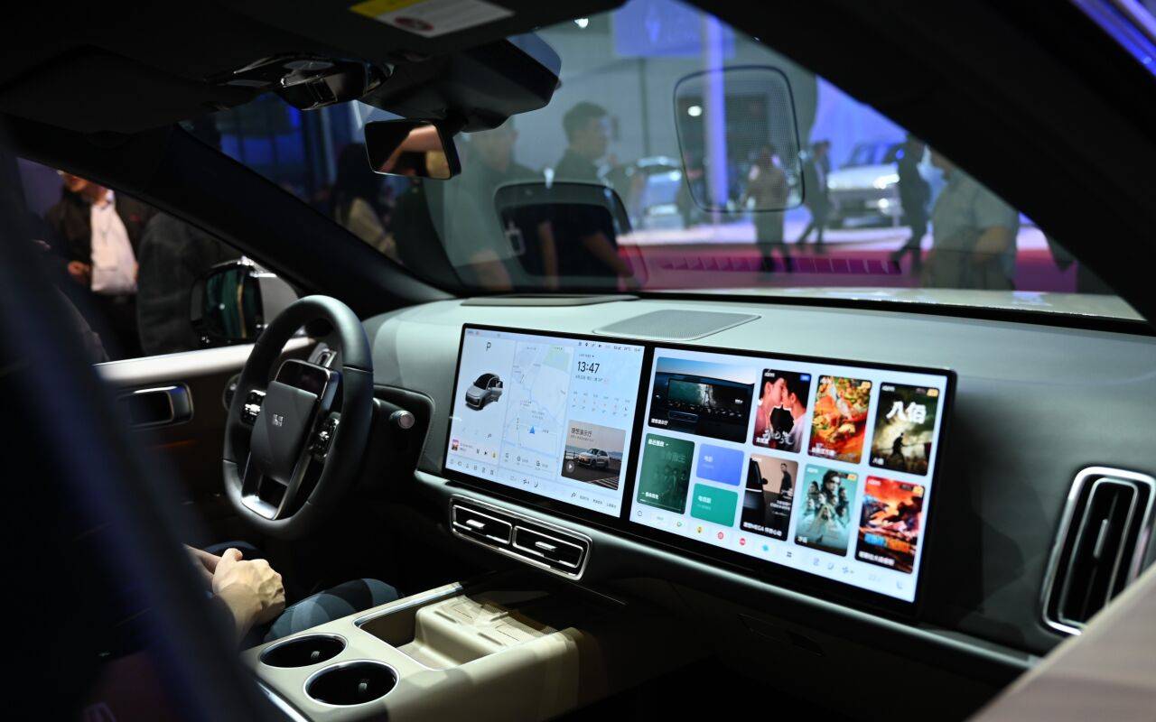 Auf dem Cockpit im Innenraum eines Fahrzeugs der chinesischen Marke Li Auto werden verschiedene Apps angezeigt.