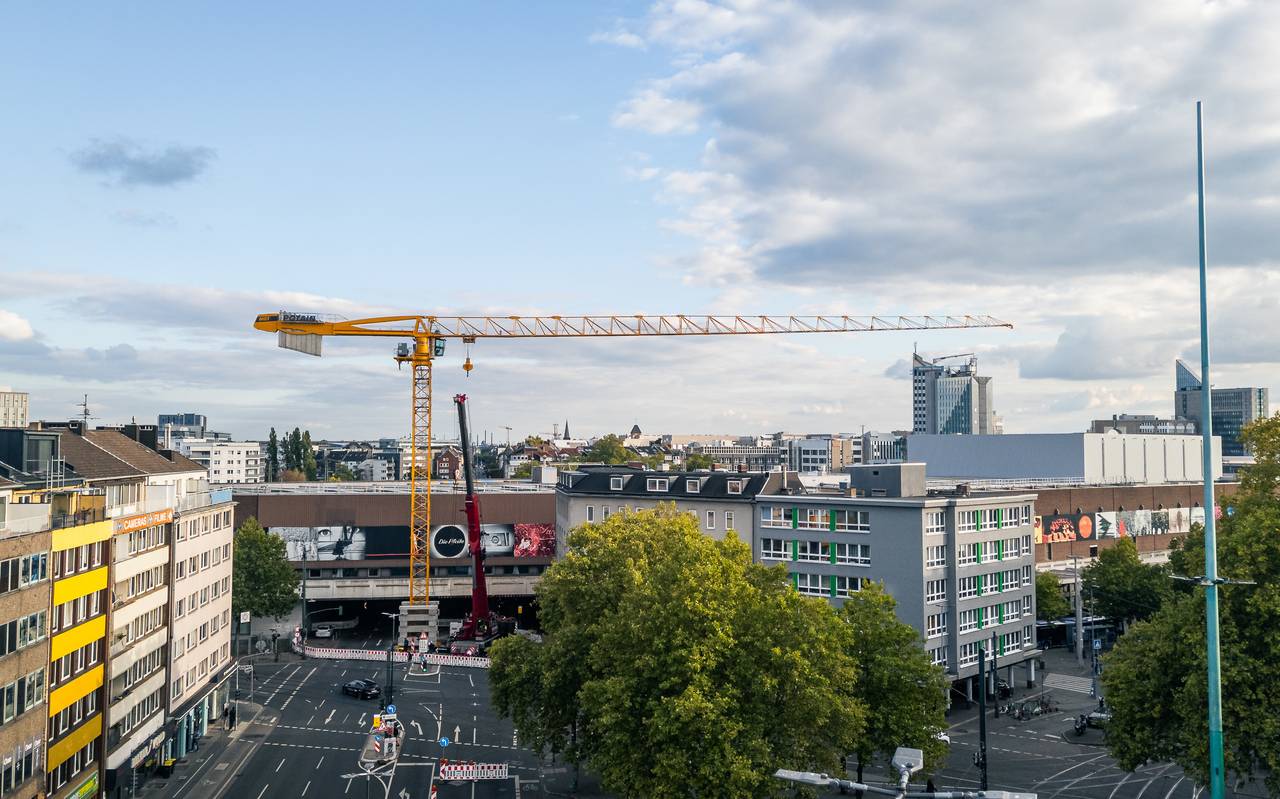 Vor dem CENTRAL des Schauspielhauses am Worringer Platz steht ein 70 Meter hoher Kran. Mit seiner Hilfe wird das Dach der Spielstätte saniert.