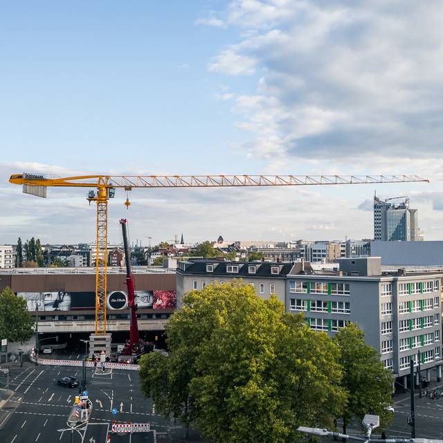 Vor dem CENTRAL des Schauspielhauses am Worringer Platz steht ein 70 Meter hoher Kran. Mit seiner Hilfe wird das Dach der Spielstätte saniert.