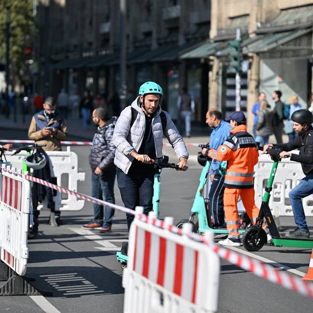 Mehrere Menschen nehmen an einem Sicherheitsparcours für E-Scooter teil.