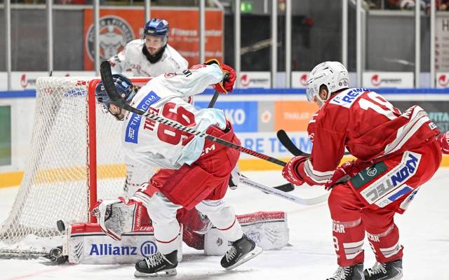 Spielszene aus dem Auswärtsspiel der DEG in Regensburg.