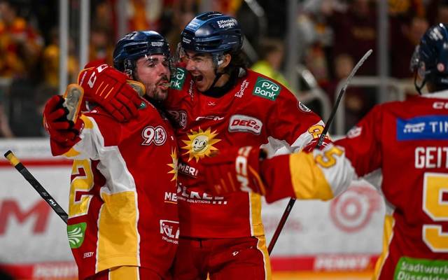 DEG-Spieler bejubeln im Rather Dome den Heimsieg gegen Kassel.
