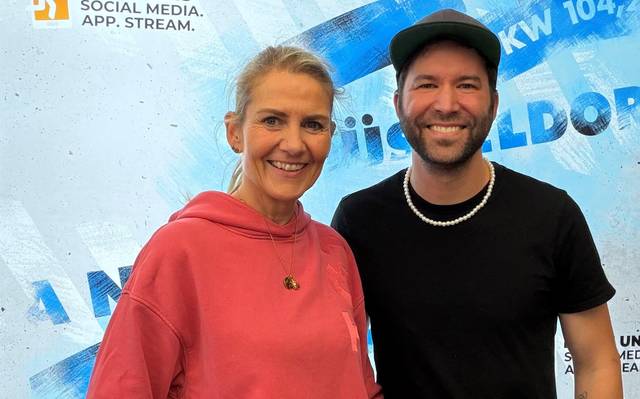 Antenne Düsseldorf Moderatorin Claudia Monréal (links) mit ihrem Talkgast enkelson. (rechts)