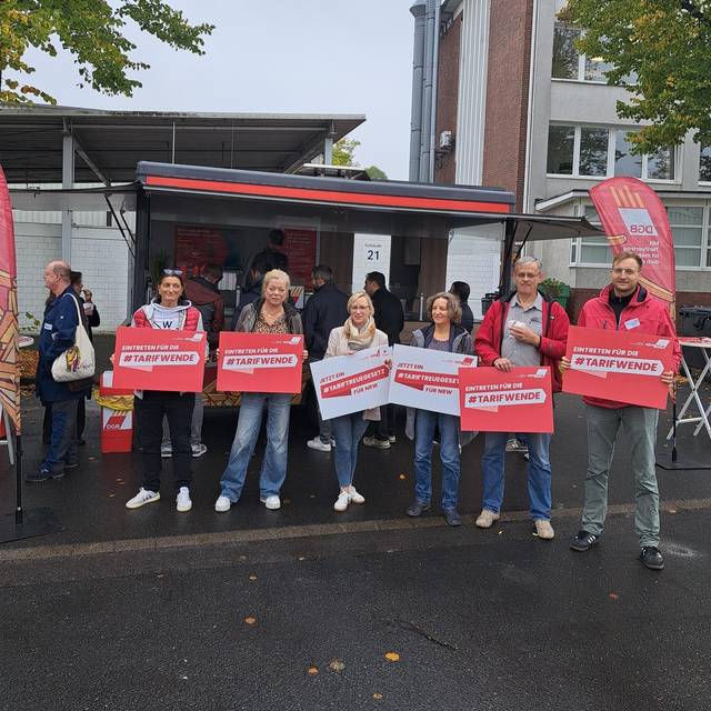 Beteiligte der Protestaktion vor dem Frittenmobil des DGB bei Kiepe
