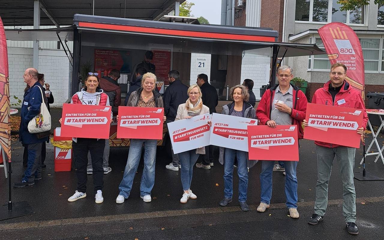 Beteiligte der Protestaktion vor dem Frittenmobil des DGB bei Kiepe