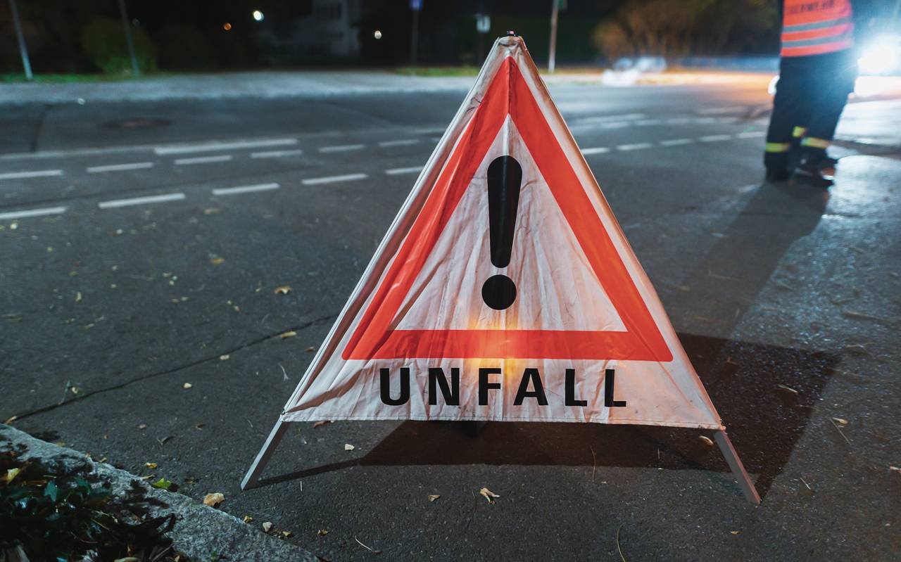 Warndreieck mit der Aufschrift Unfall bei einem nächtlichen Einsatz.