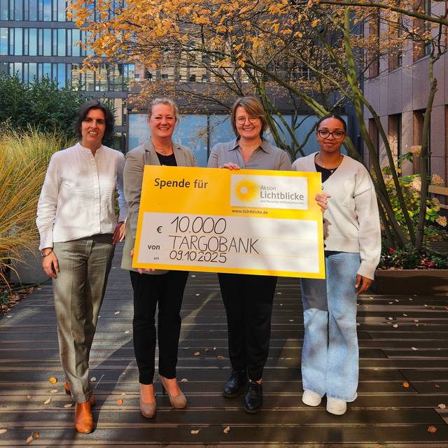 Vertreterinnen der TARGOBANK und der Aktion Lichtblicke mit dem Spendencheck über 10.000 Euro in der Mitte.