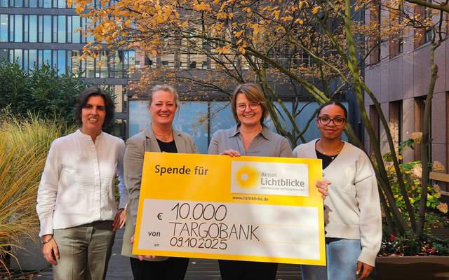 Vertreterinnen der TARGOBANK und der Aktion Lichtblicke mit dem Spendencheck über 10.000 Euro in der Mitte.