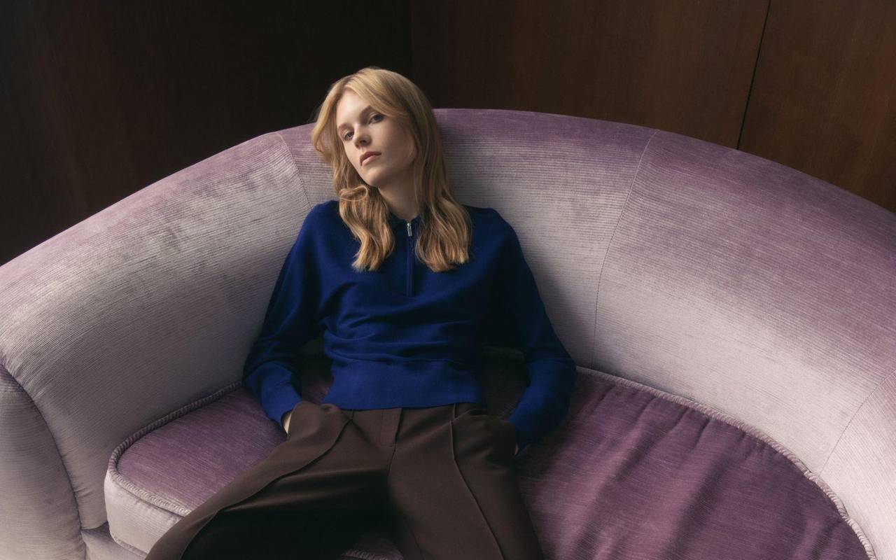 Schokobraune Hose zu blauem Pullover von someday