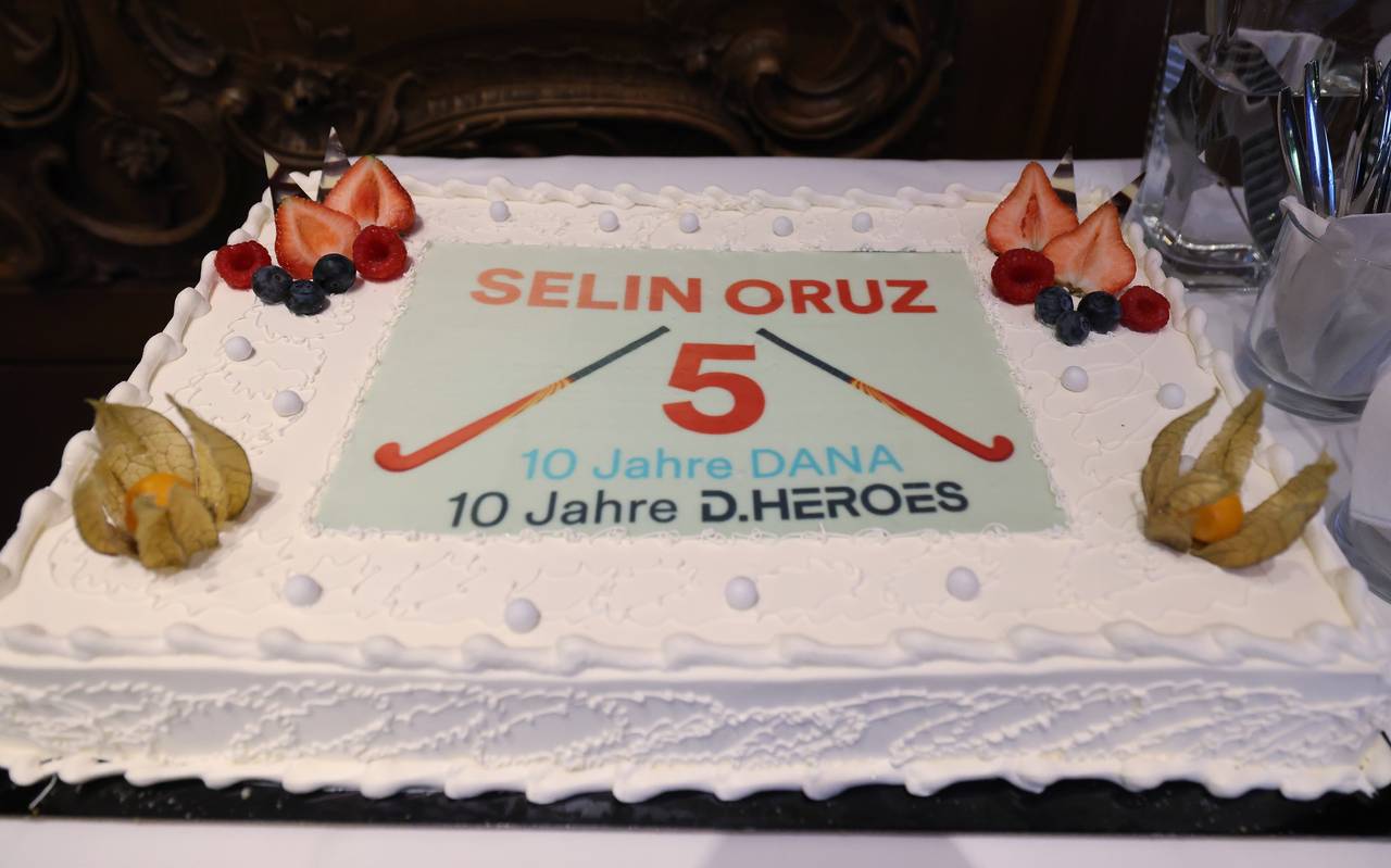 Große Torte für die Düsseldorfer Hockeyspielerin Selin Oruz. Darauf sind auch ihre Nummer 5 und zwei Hockeyschläger zu sehen. Außerdem ist die Torte an den Ecken mit Früchten garniert.