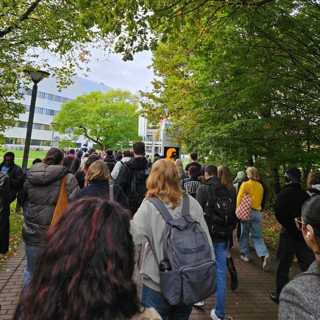 Studierende auf am Campuseingang Uni Ost.