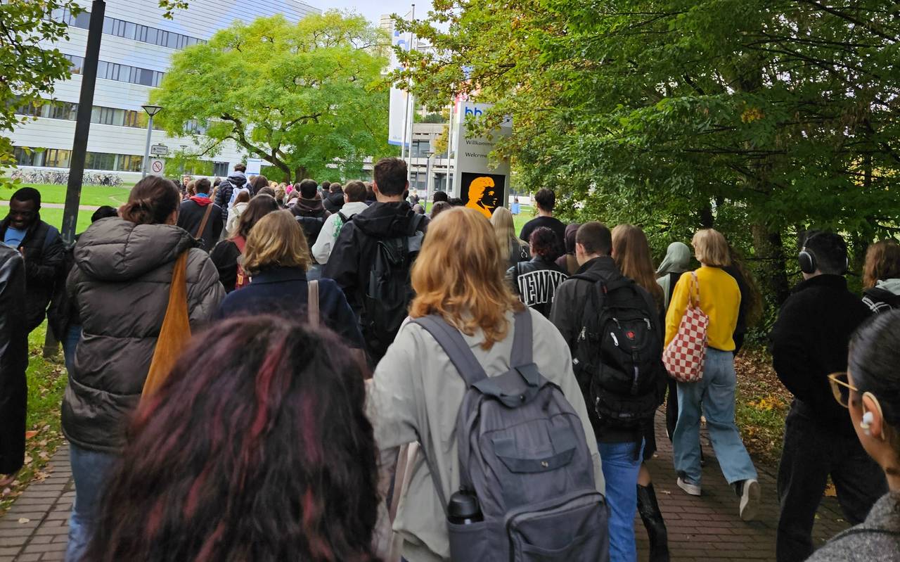 Studierende auf am Campuseingang Uni Ost.
