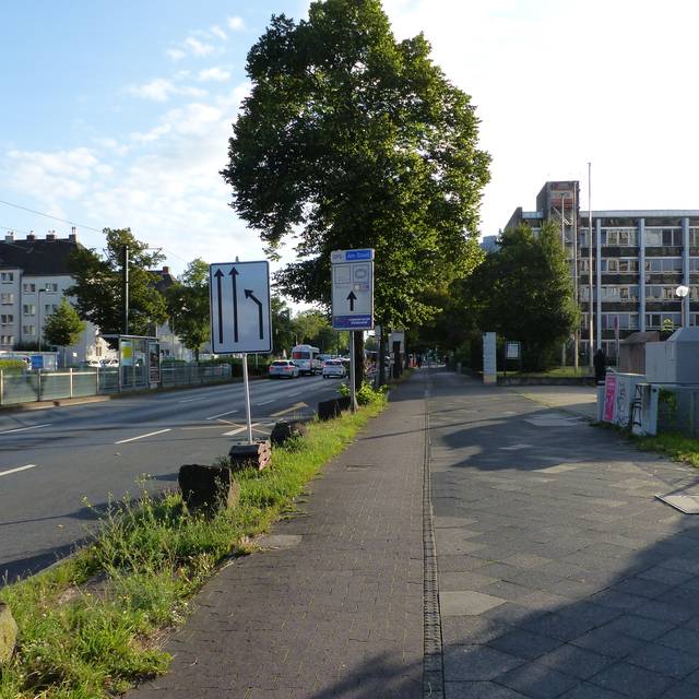 Der noch nicht modernisierte Radweg an der Straße Auf’m Hennekamp.