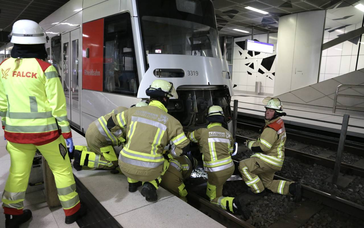 Die Düsseldorfer Feuerwehr übt gemeinsam mit der Rheinbahn den Ernstfall. Im U-Bahnhof Pempelforter Straße wird die Rettung einer verletzten Person geübt.