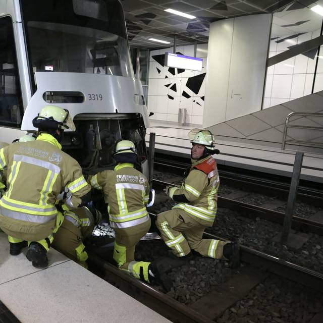 Die Düsseldorfer Feuerwehr übt gemeinsam mit der Rheinbahn den Ernstfall. Im U-Bahnhof Pempelforter Straße wird die Rettung einer verletzten Person geübt.