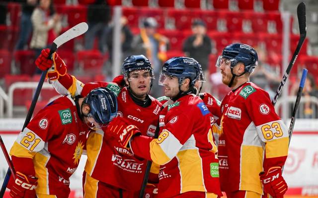 Vier DEG-Spieler haben sich in den Armen und bejubeln ein Tor auf dem Eis.