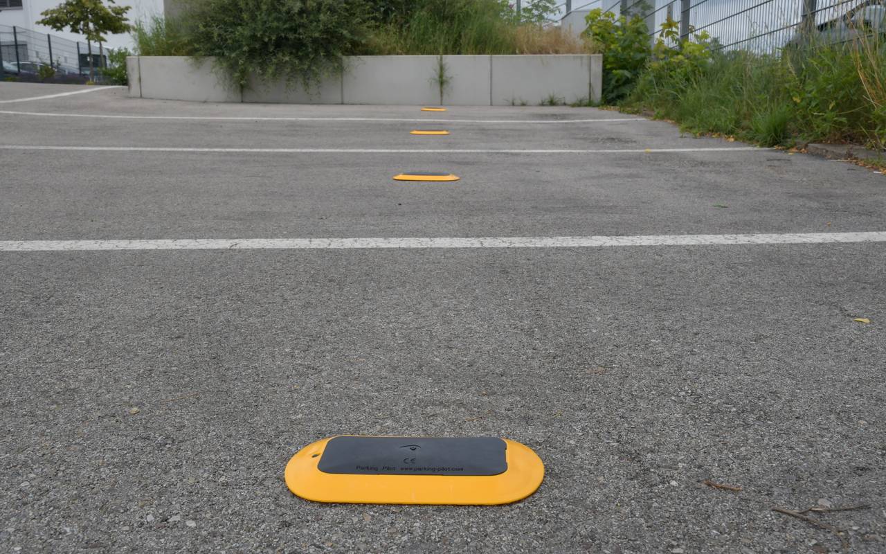 Durch schwarz-gelbe Bodensensoren lässt sich in Zukunft auf dem P+R-Platz Wittlaer die Verfügbarkeit freier Parkplätze vor Ort digital ermitteln.