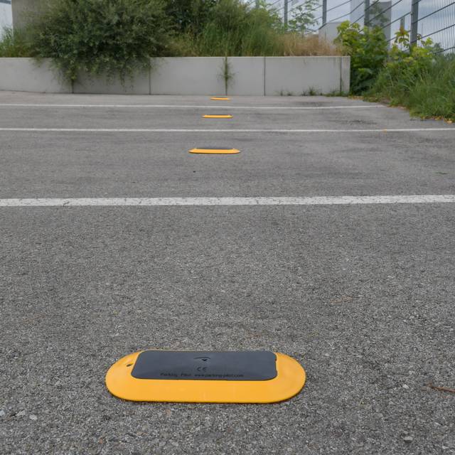 Durch schwarz-gelbe Bodensensoren lässt sich in Zukunft auf dem P+R-Platz Wittlaer die Verfügbarkeit freier Parkplätze vor Ort digital ermitteln.
