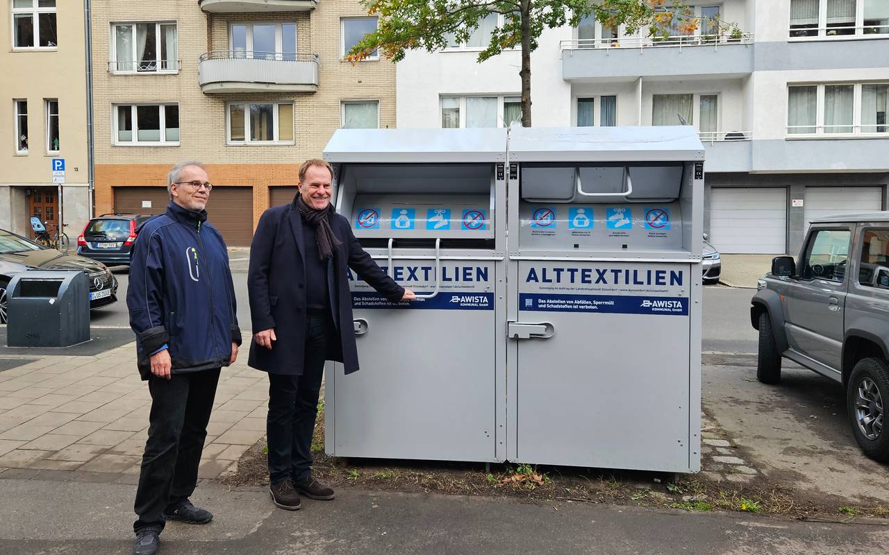 Einweihung von einem der 30 neuen Altkleidercontainer.