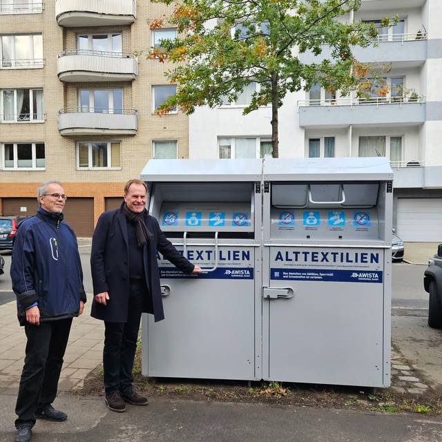 Einweihung von einem der 30 neuen Altkleidercontainer.
